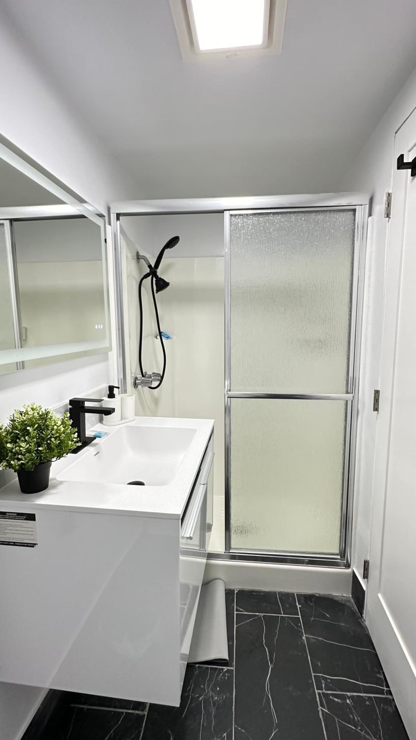 Modern Studio Stylish &Cozy Back Unit