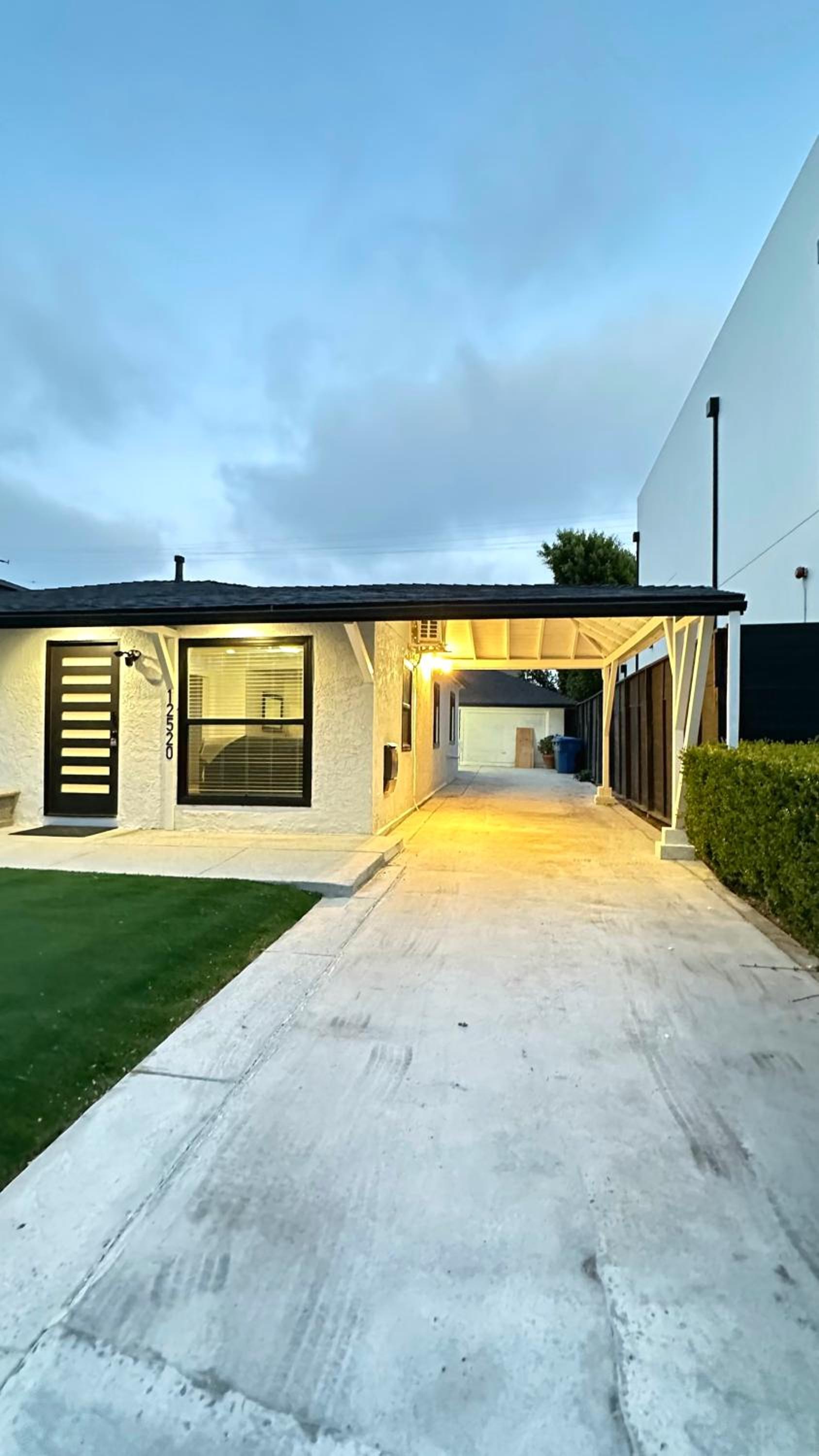 Modern Studio Stylish &Cozy Back Unit