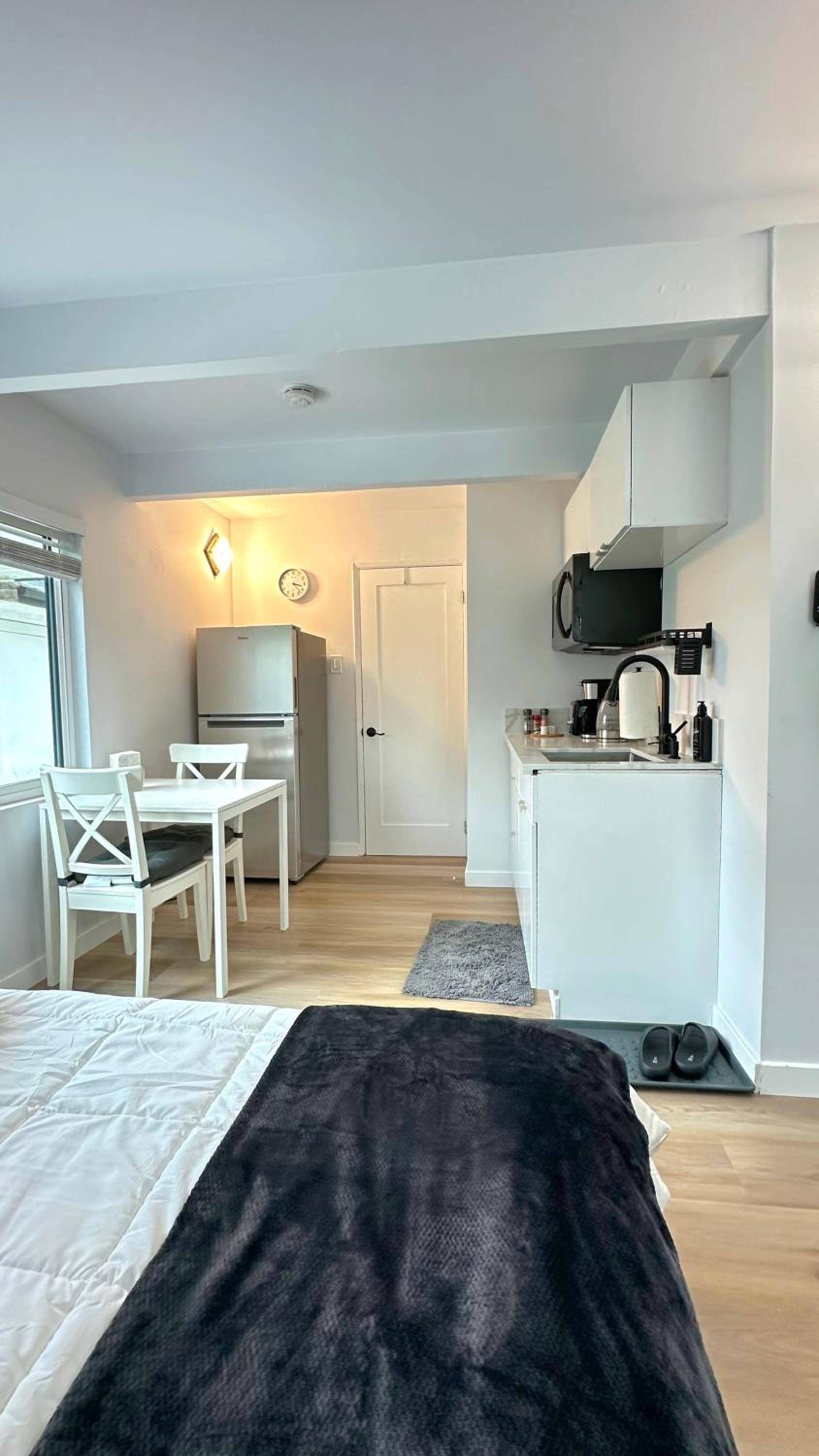 Modern Studio Stylish &Cozy Back Unit