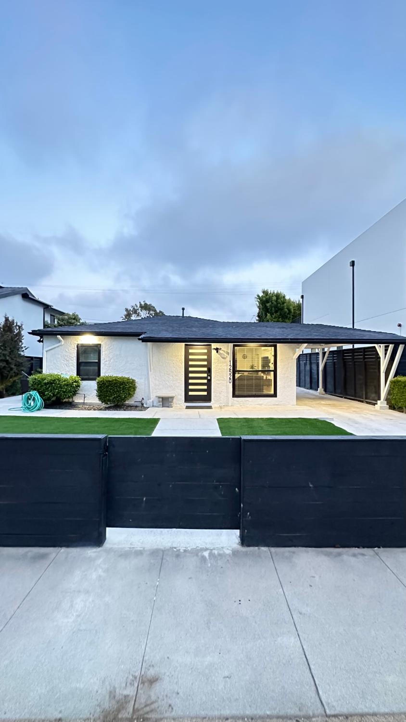 Modern Studio Stylish &Cozy Back Unit
