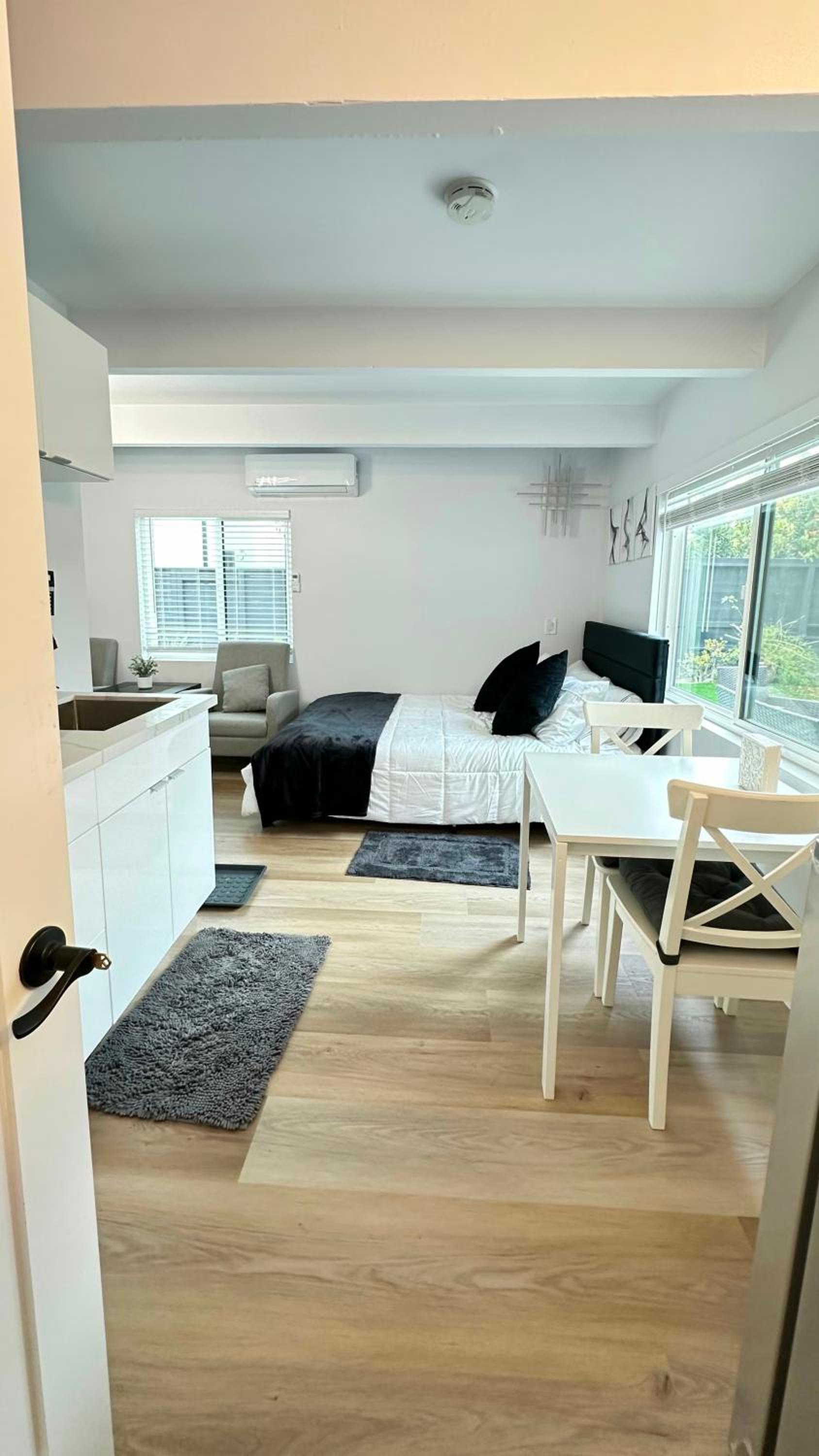 Modern Studio Stylish &Cozy Back Unit