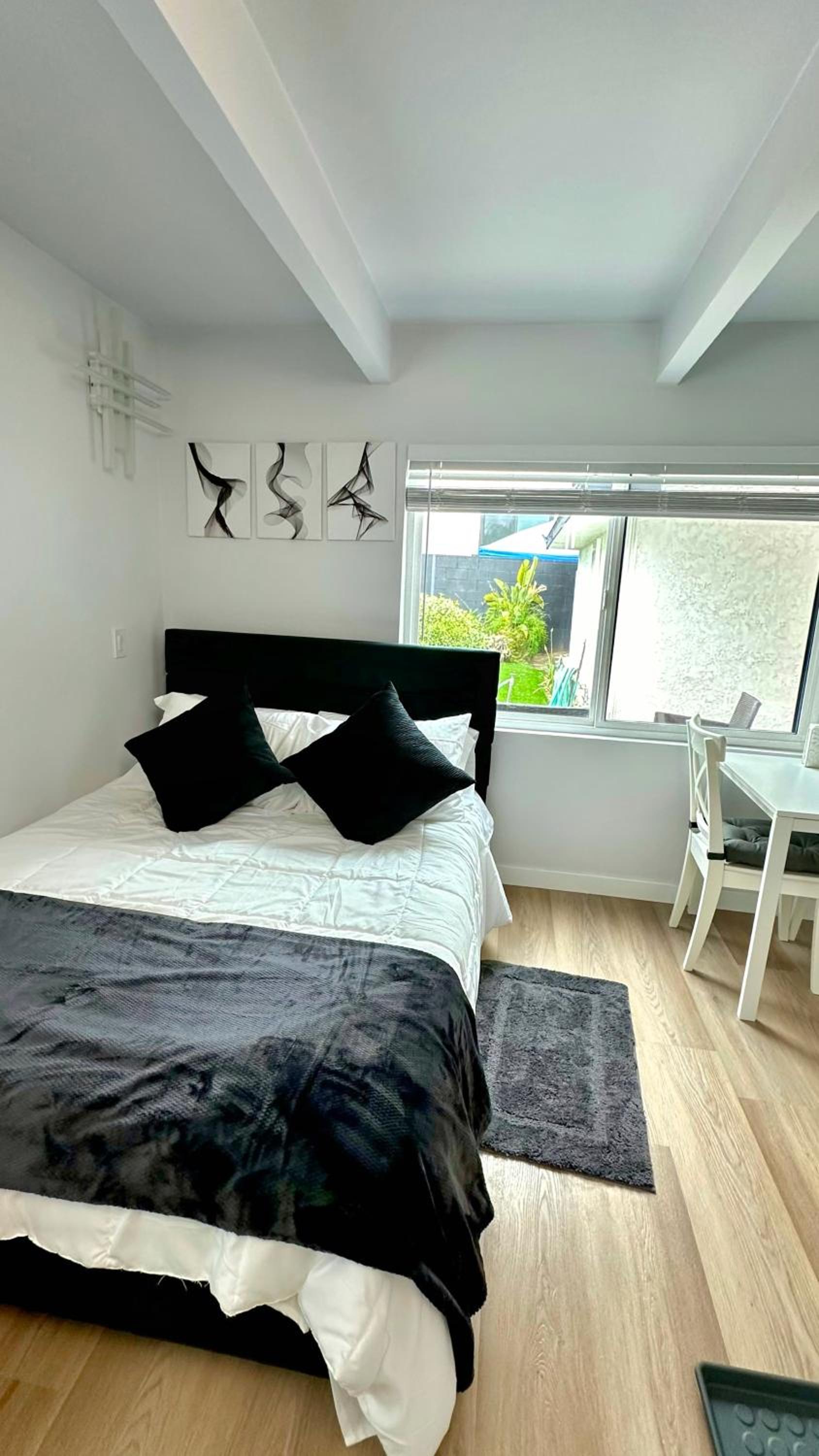 Modern Studio Stylish &Cozy Back Unit