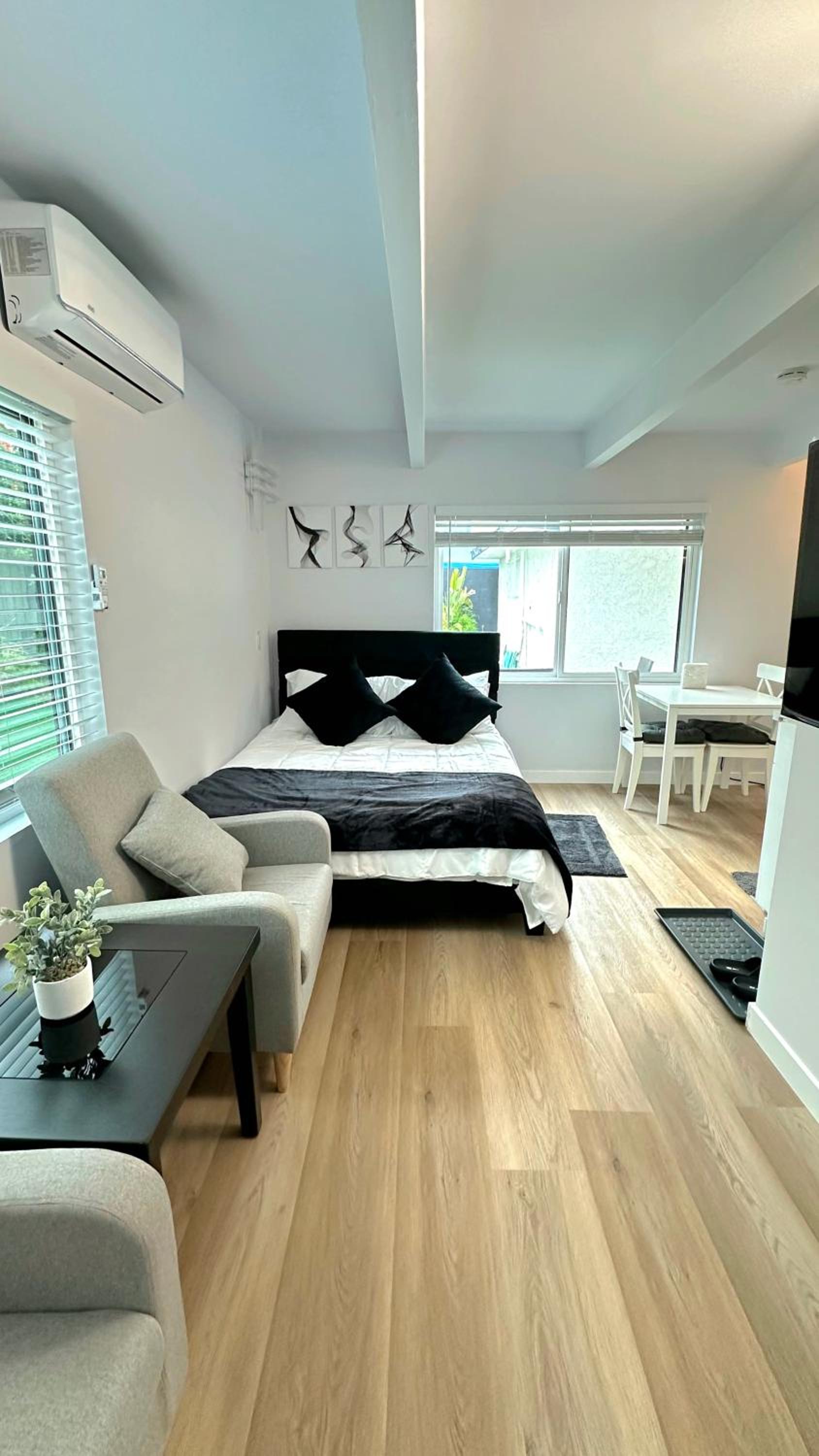 Modern Studio Stylish &Cozy Back Unit