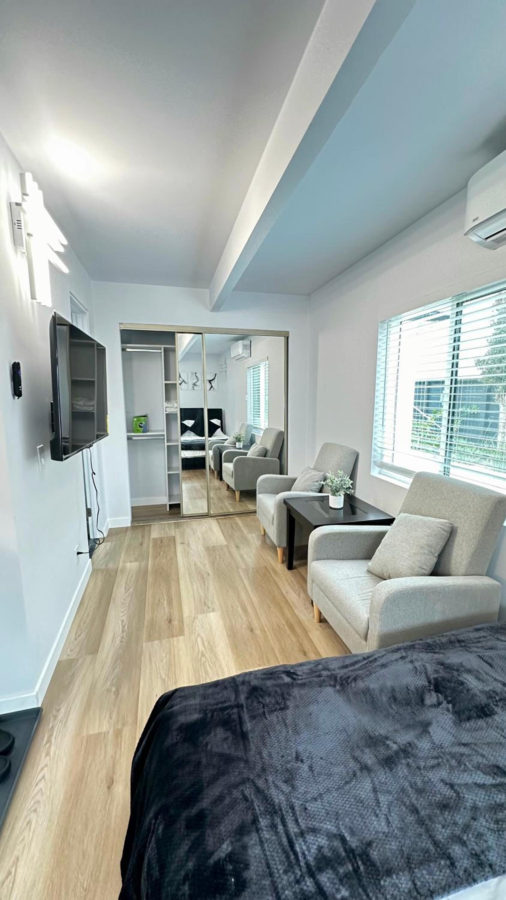 Modern Studio Stylish &Cozy Back Unit