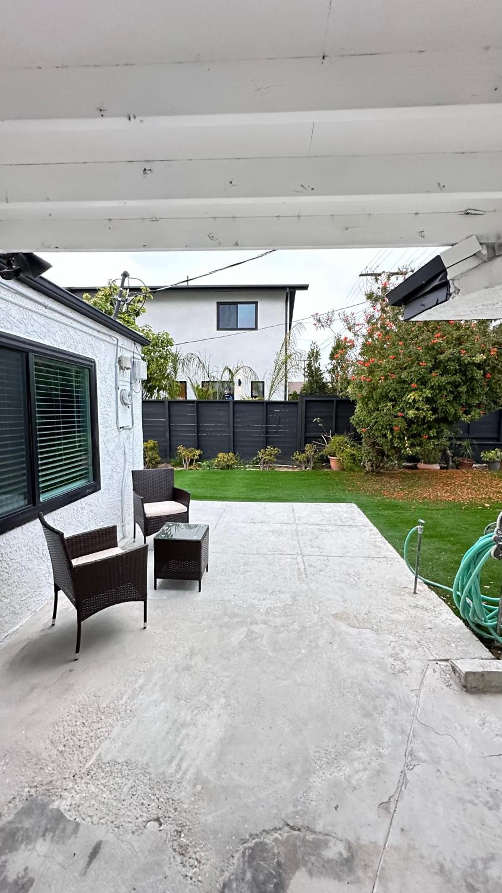 Modern Studio Stylish &Cozy Back Unit