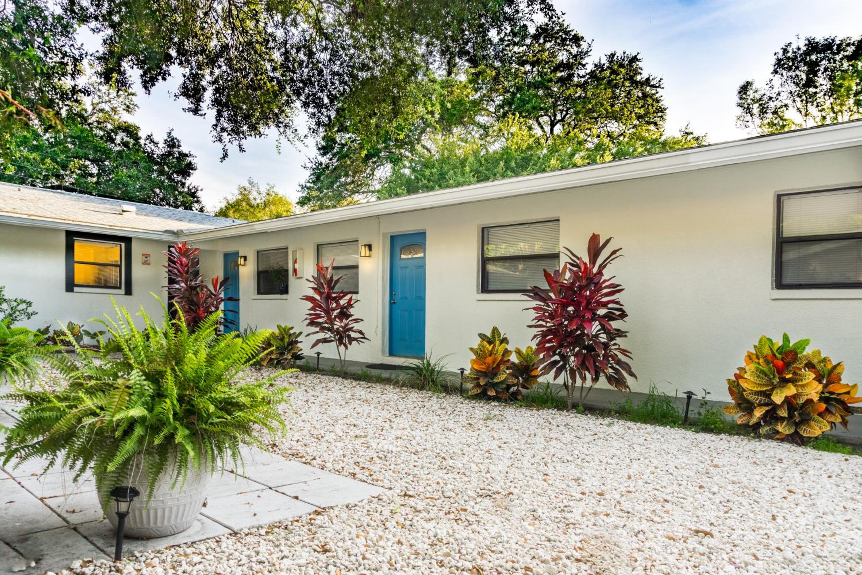 Hotel Sparkling Oasis near Downtown ST Pete/Beach - Image 1