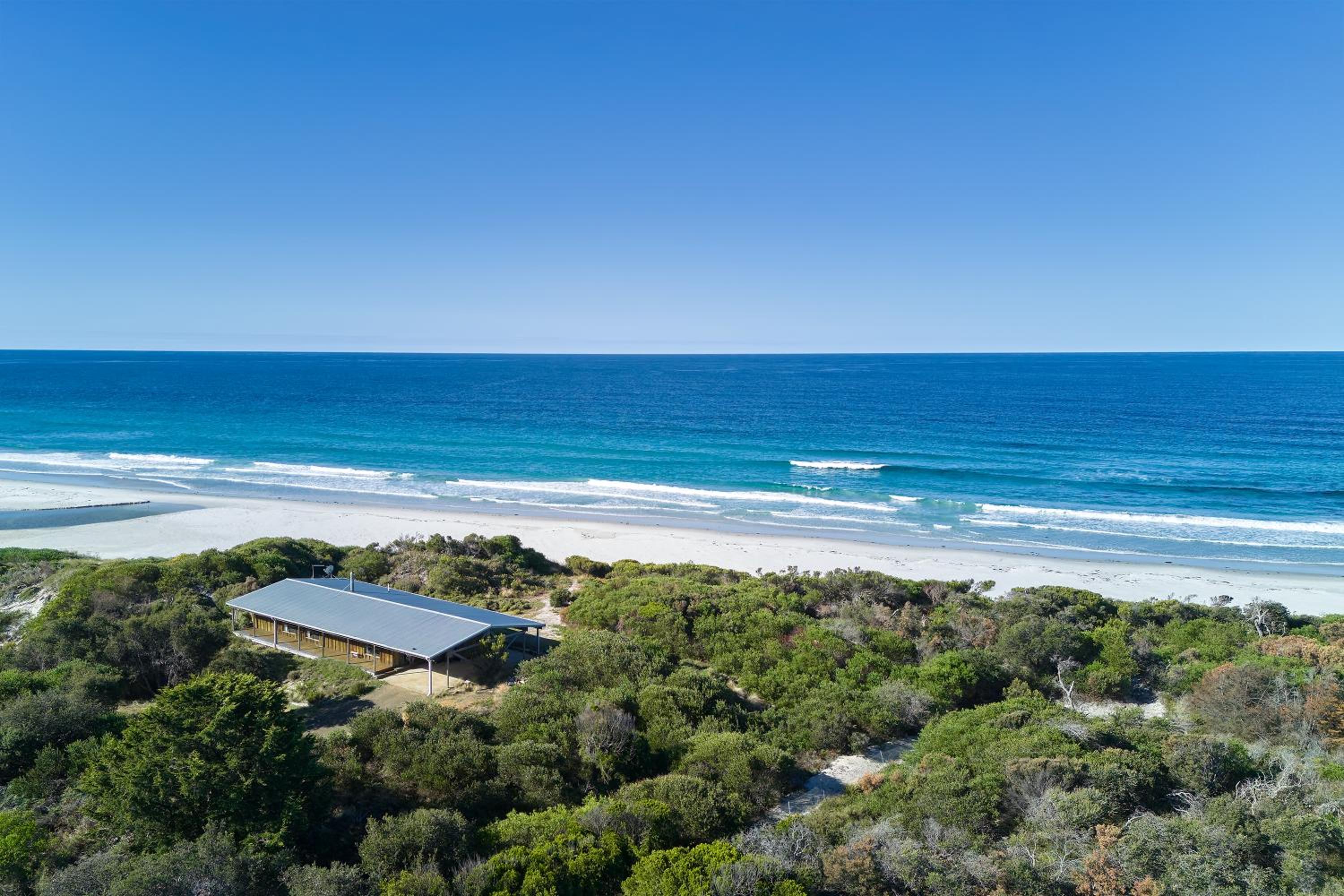 Rustic by the sea ~ a timeless holiday retreat!