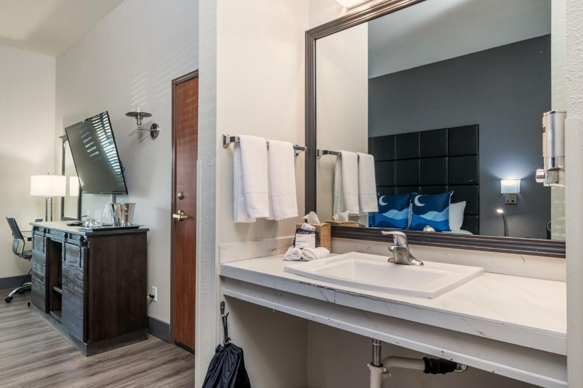 Wood River Inn  Suite - Property Image 26