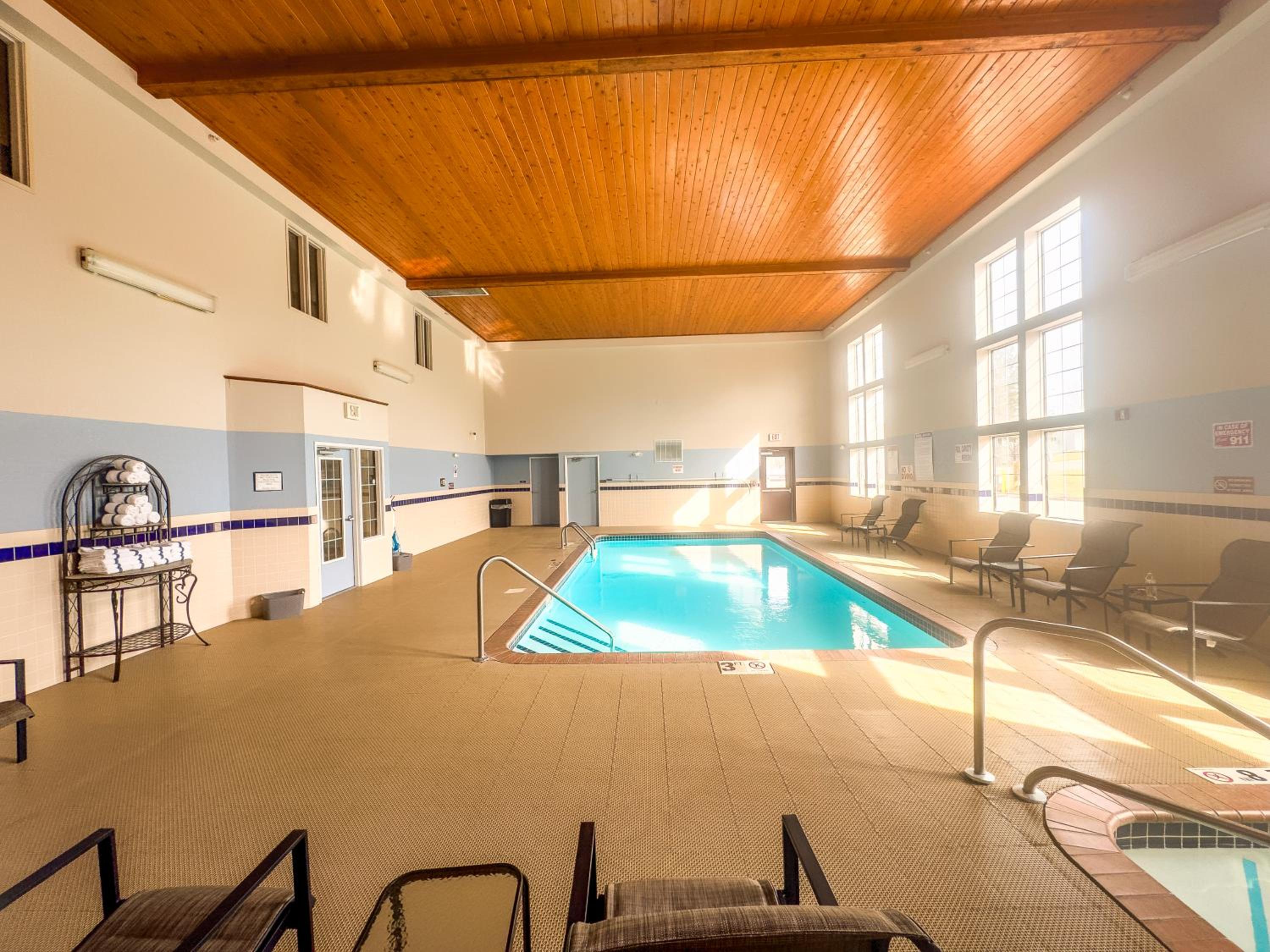 Country Trails Inn &Suites