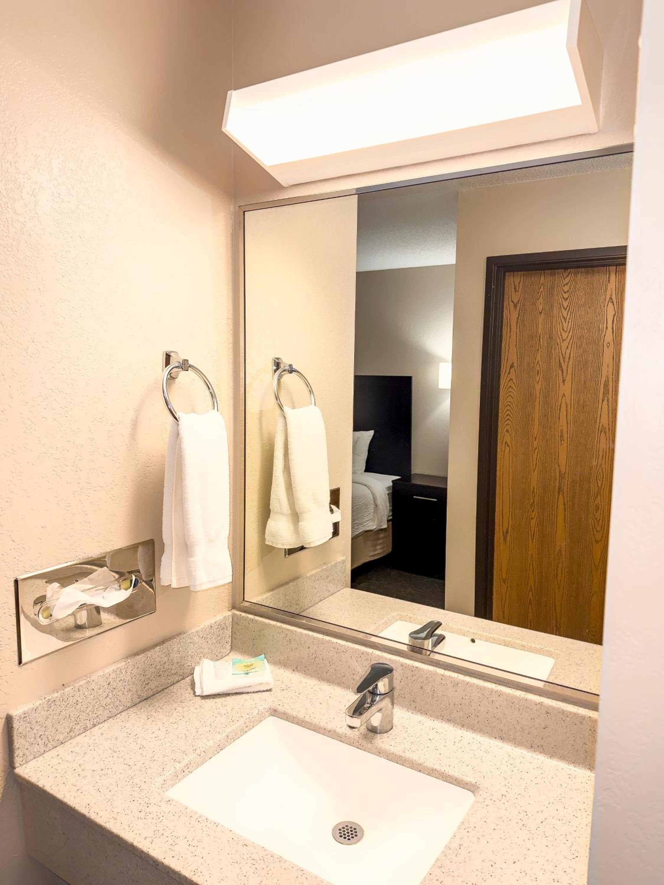 Country Trails Inn &Suites