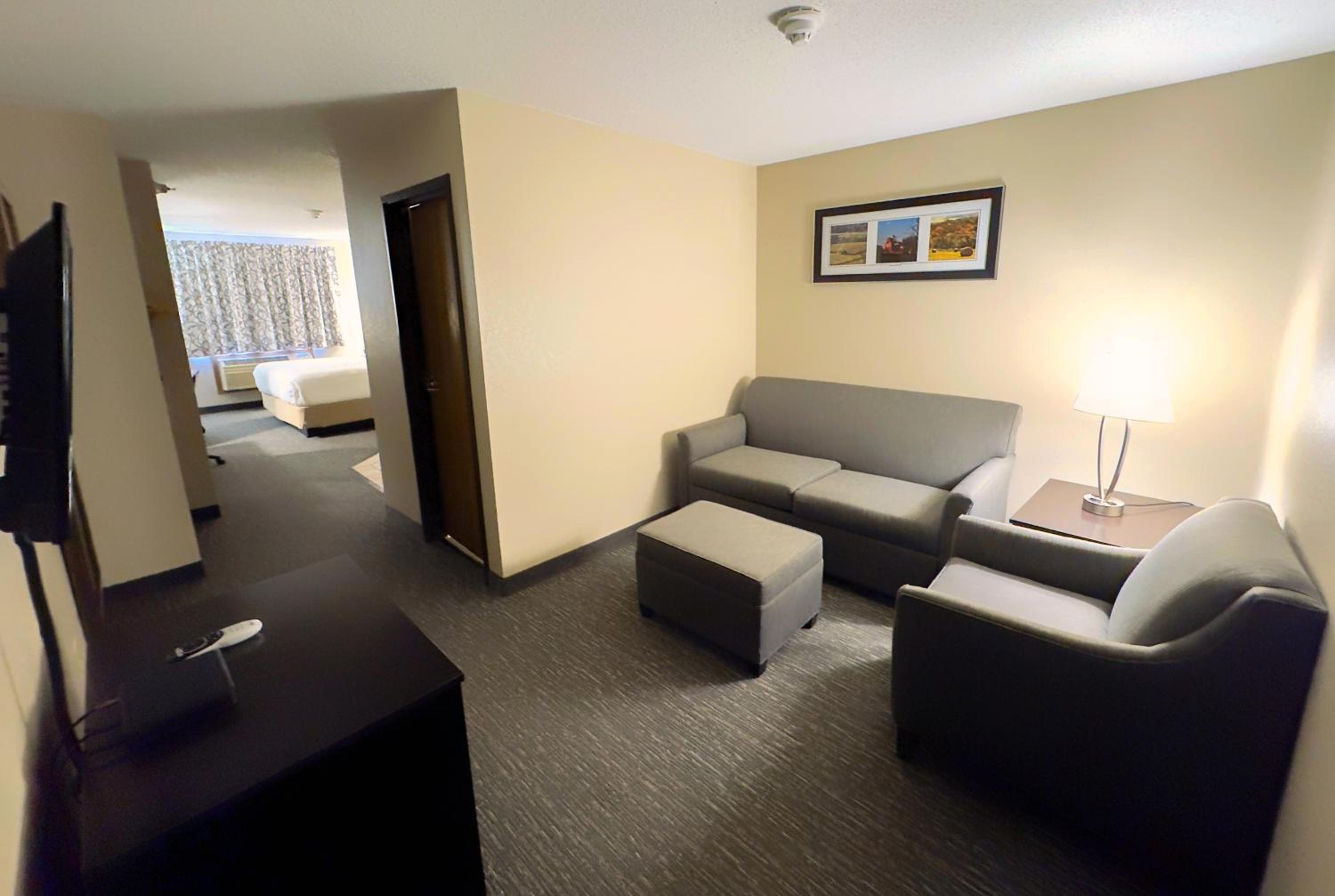 Country Trails Inn &Suites