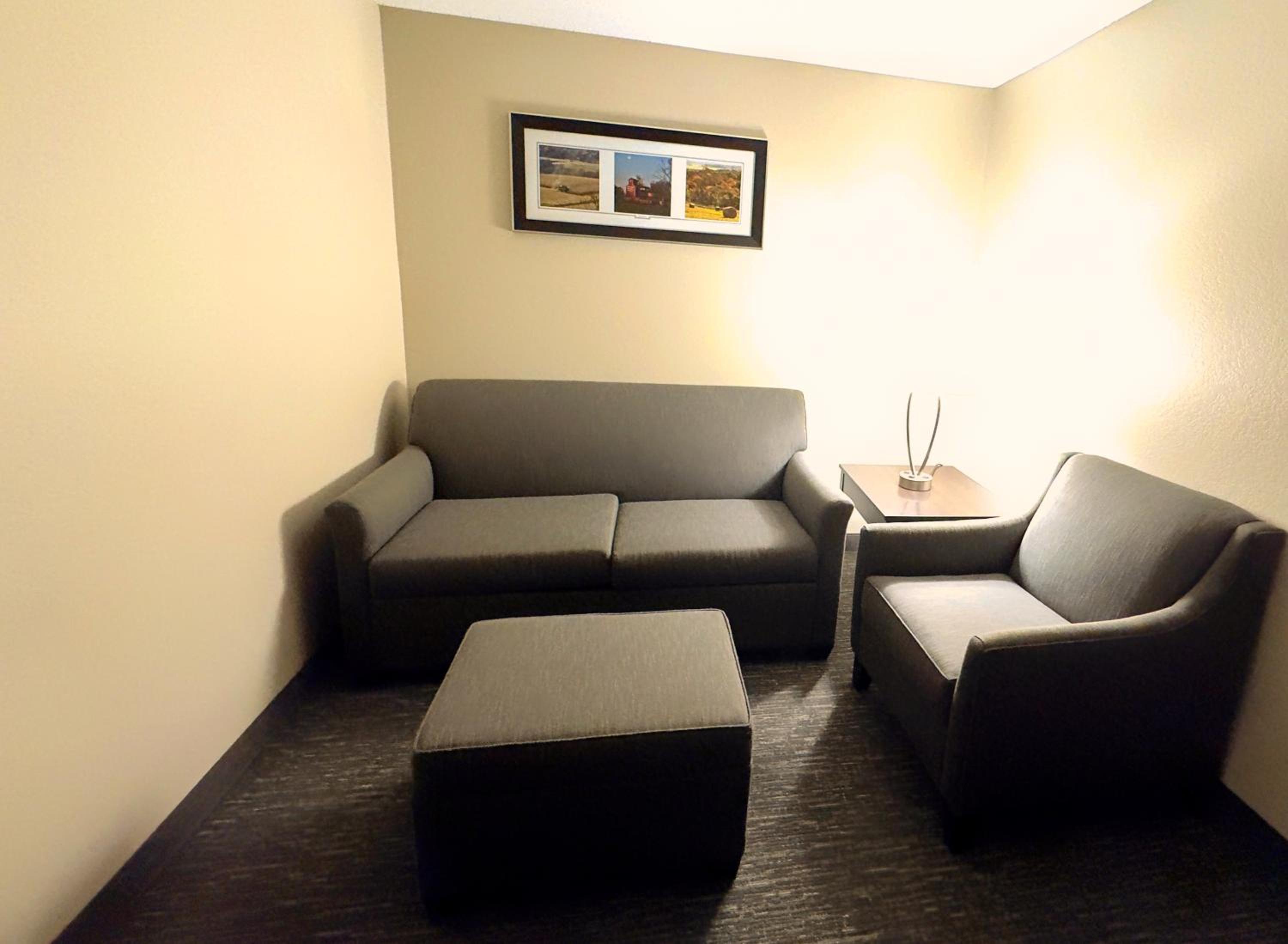 Country Trails Inn &Suites