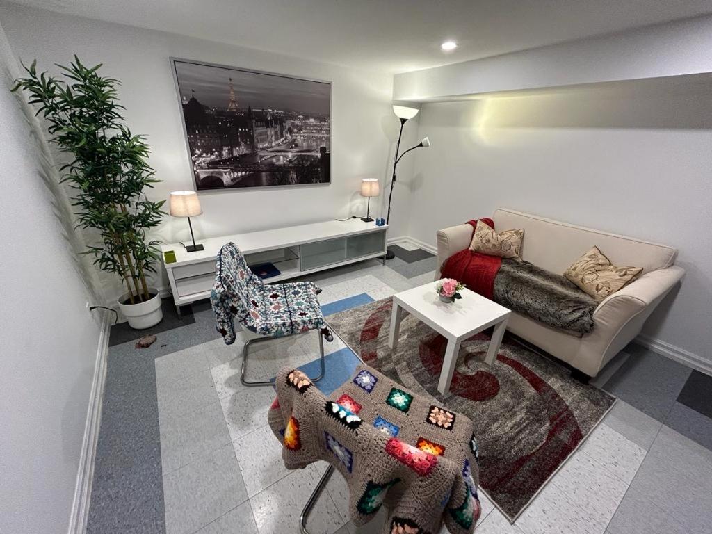 Cozy Private Room with shared washroom in Basement Oakville Close to Lake