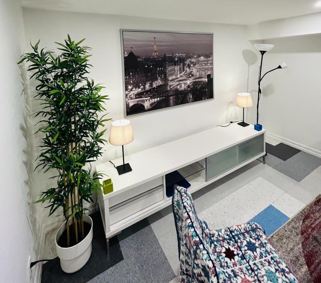 Cozy Private Room with shared washroom in Basement Oakville Close to Lake