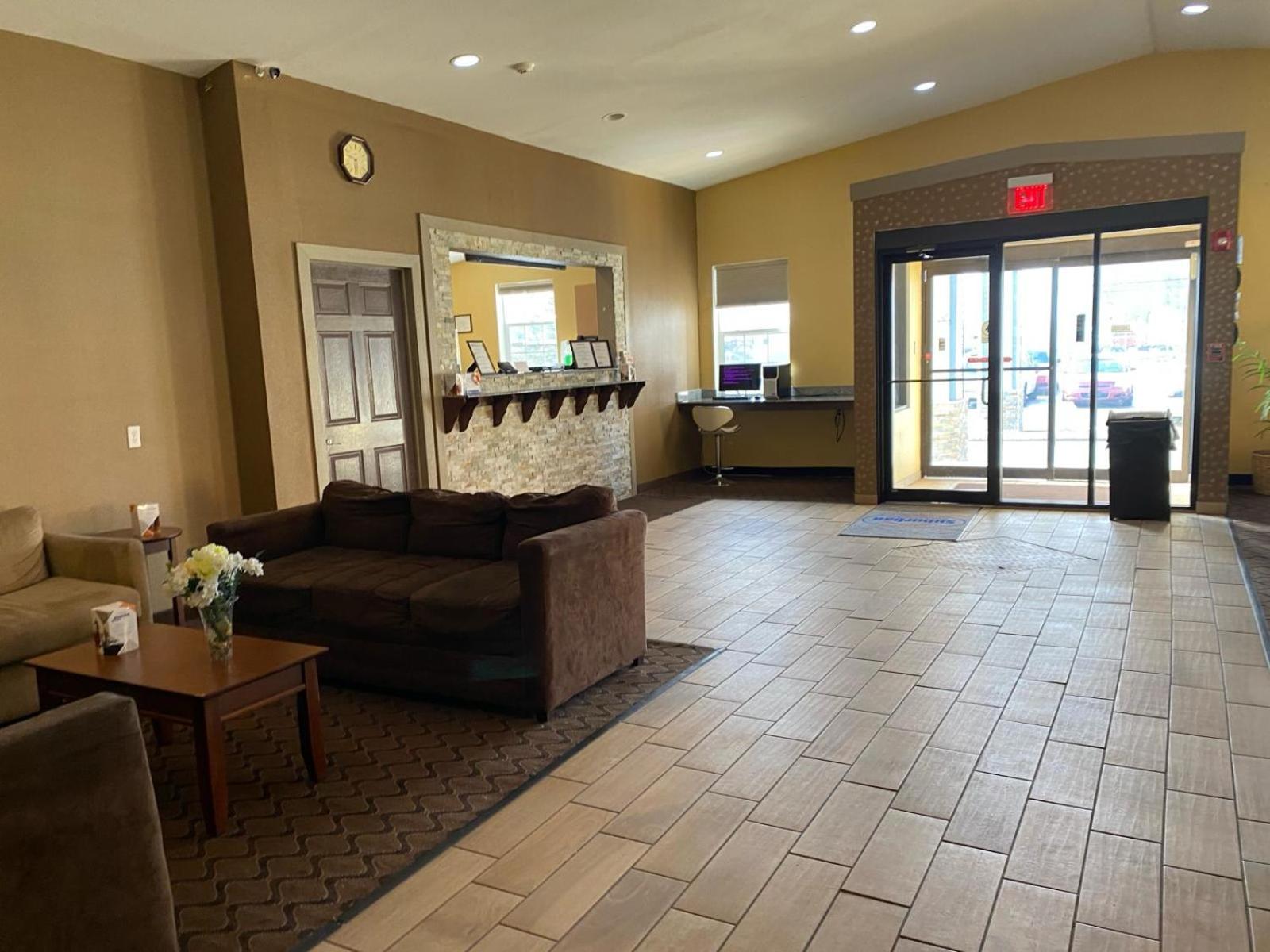 Super 8 by Wyndham Fort Wayne view 3