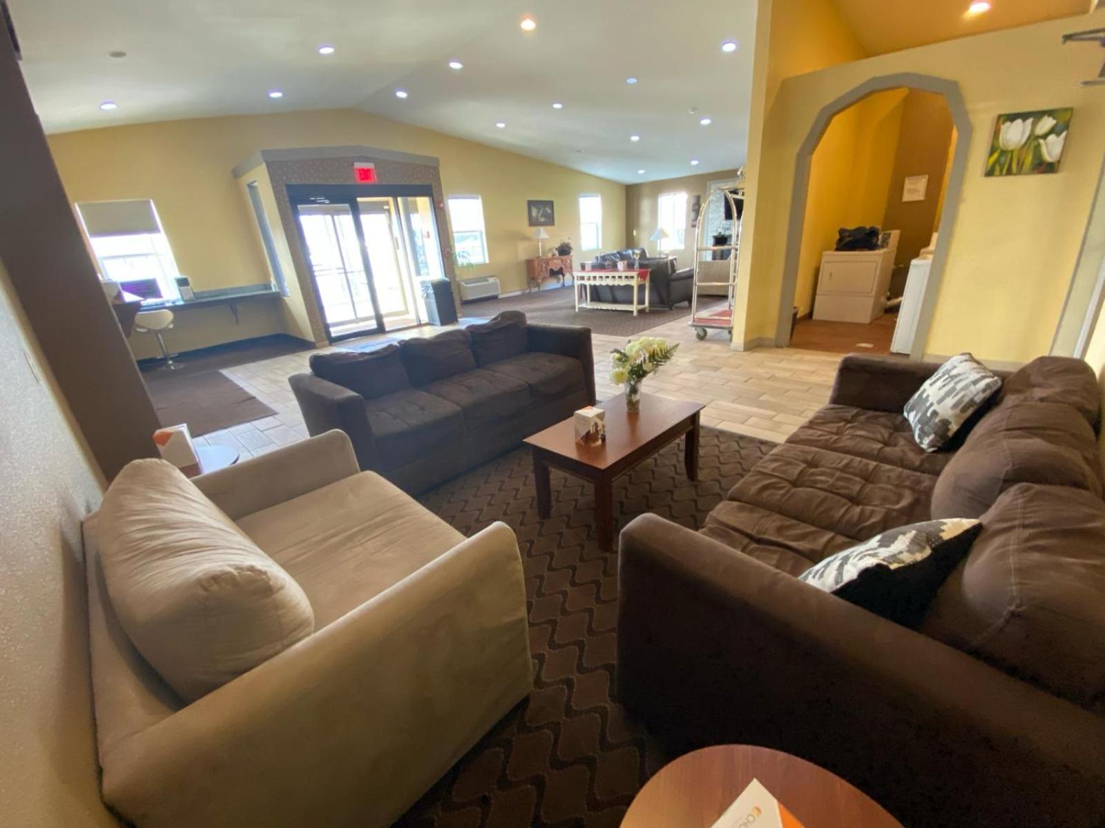 Super 8 by Wyndham Fort Wayne view 2