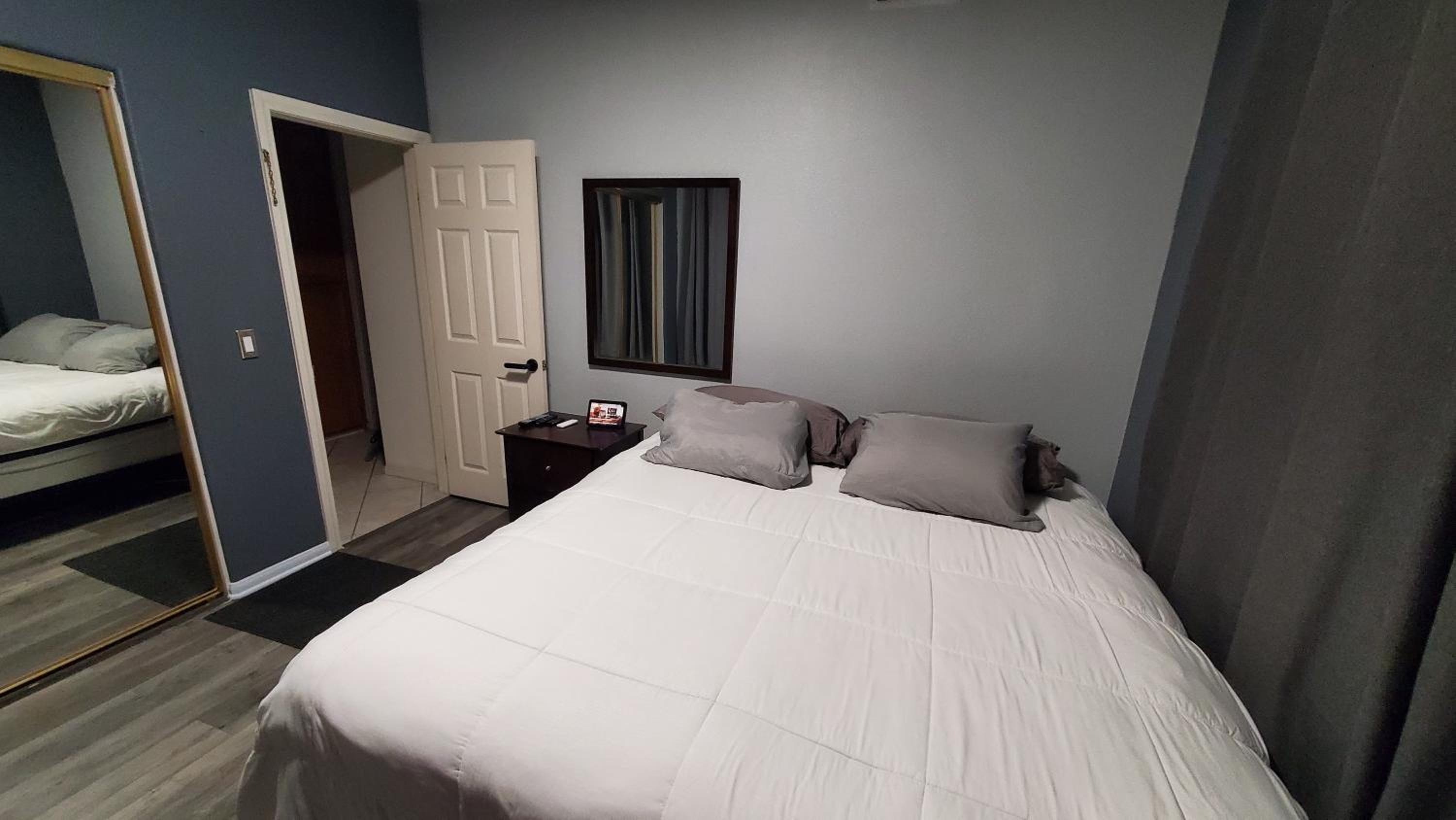 Luxury 2 Bedroom 1 Bath Fully Private view 5