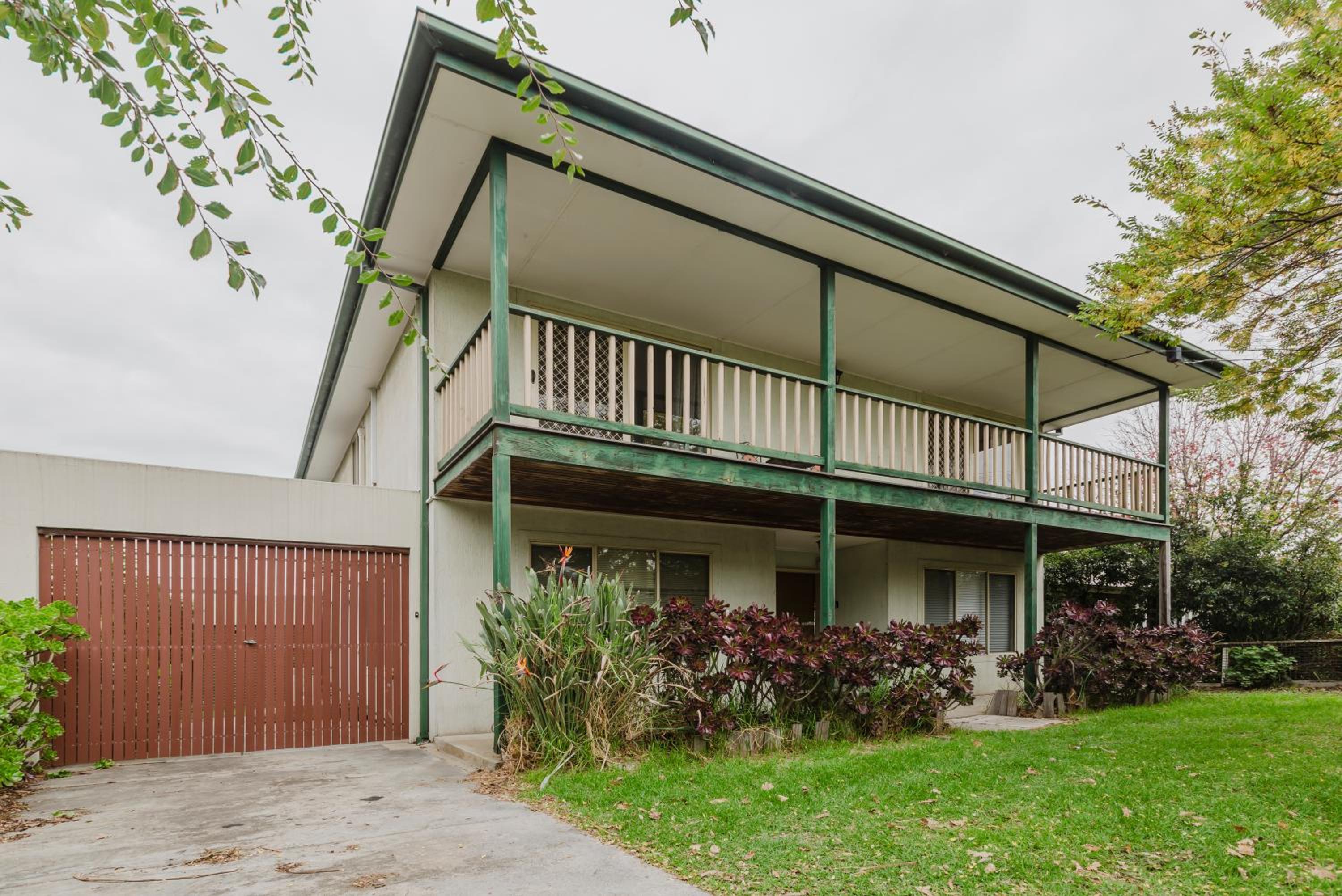 Palms by Yarraville with large 2 bed home & yard