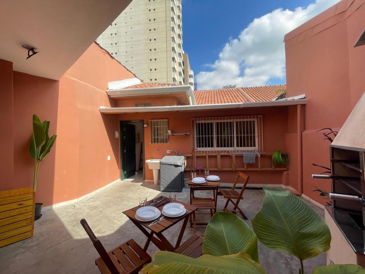 Casa de Tijolos com Churrasqueira Vila Fechada