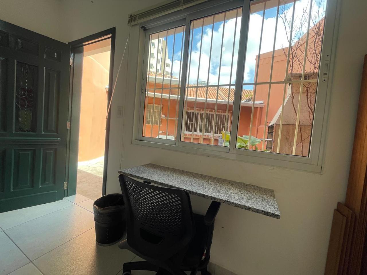 Casa de Tijolos com Churrasqueira Vila Fechada