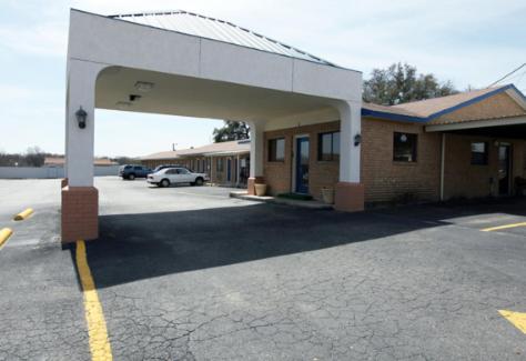 Americas Best Value Inn Comanche view 3
