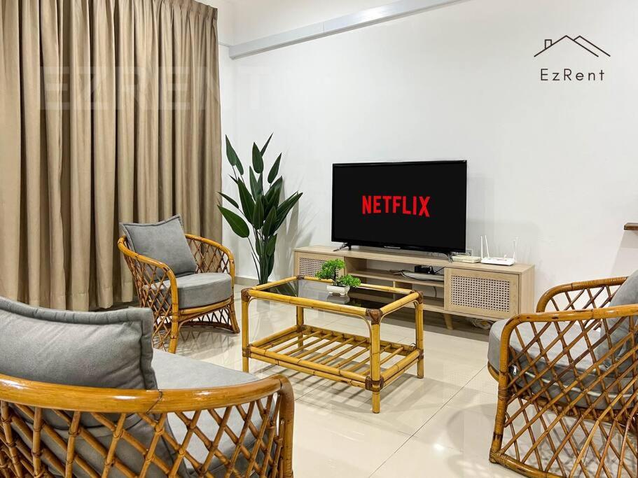Spacious Family 4BR House near Lake Garden Zoo Taiping with Free WiFi and Netflix photo 1