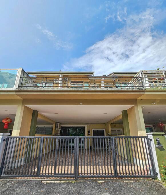 Spacious Family 4BR House near Lake Garden Zoo Taiping with Free WiFi and Netflix photo 2