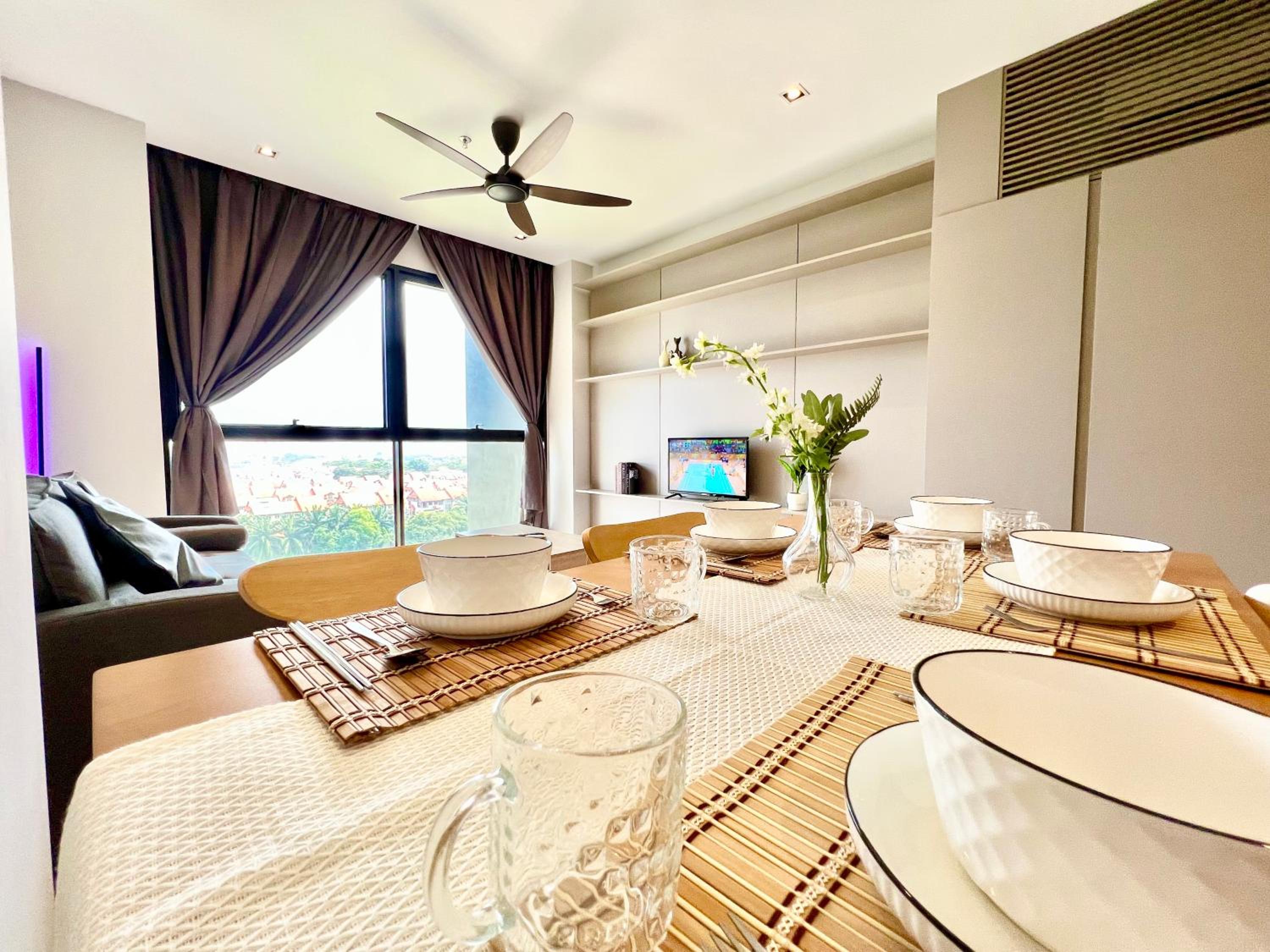 LC 1-10Pax 3Room Cozy Home 4Qbed WiFi TV Tropicana view 2