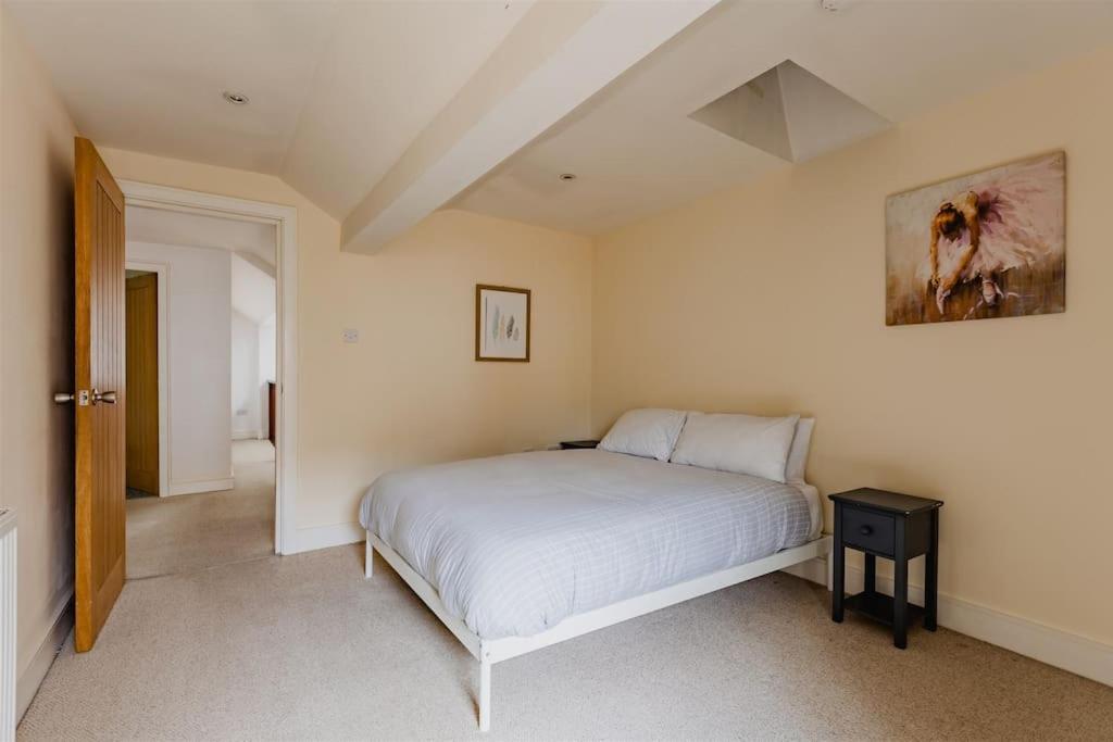 Platform Avenues 5 Bed House with Free Street Parking view 2
