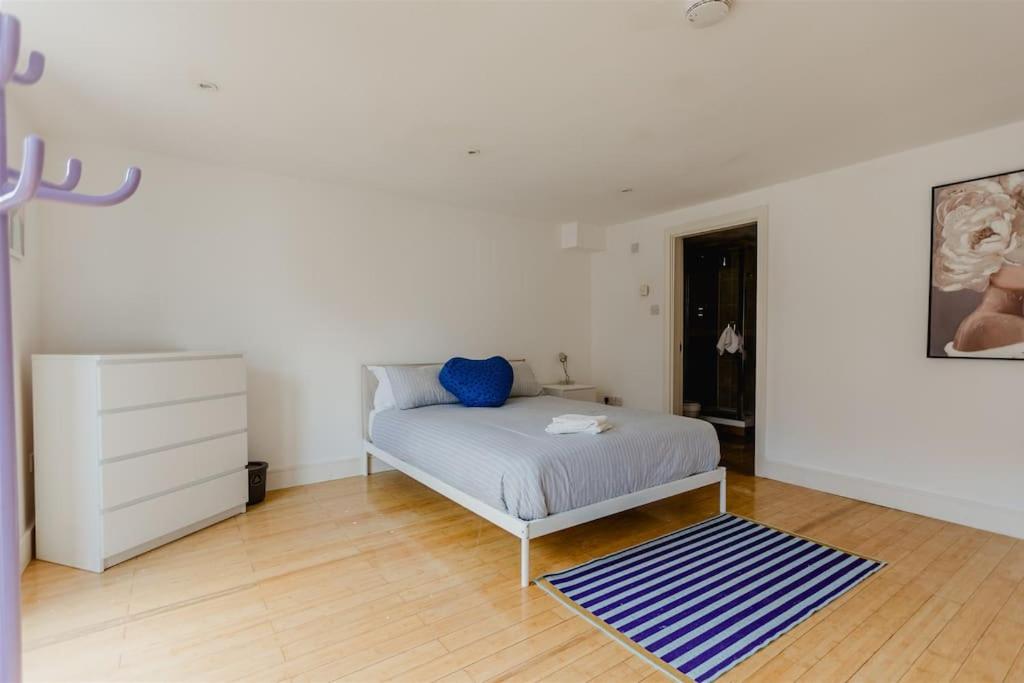 Platform Avenues 5 Bed House with Free Street Parking view 3
