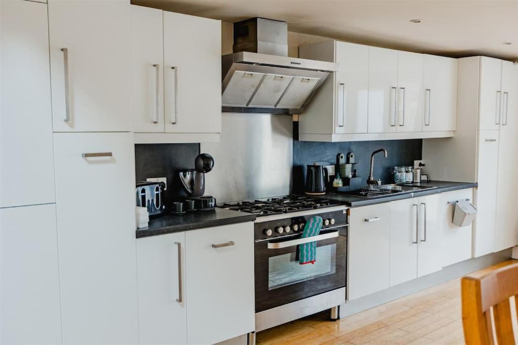 Platform Avenues 5 Bed House with Free Street Parking view 4