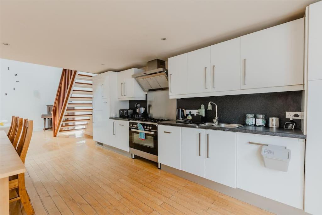 Platform Avenues 5 Bed House with Free Street Parking view 5