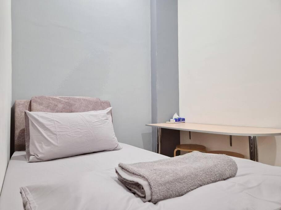Walking distance to Mount Austin 3 Rooms 6 Pax