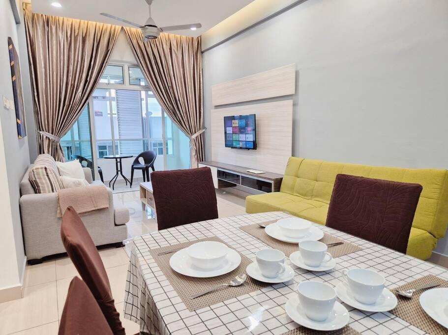 Walking distance to Mount Austin 3 Rooms 6 Pax