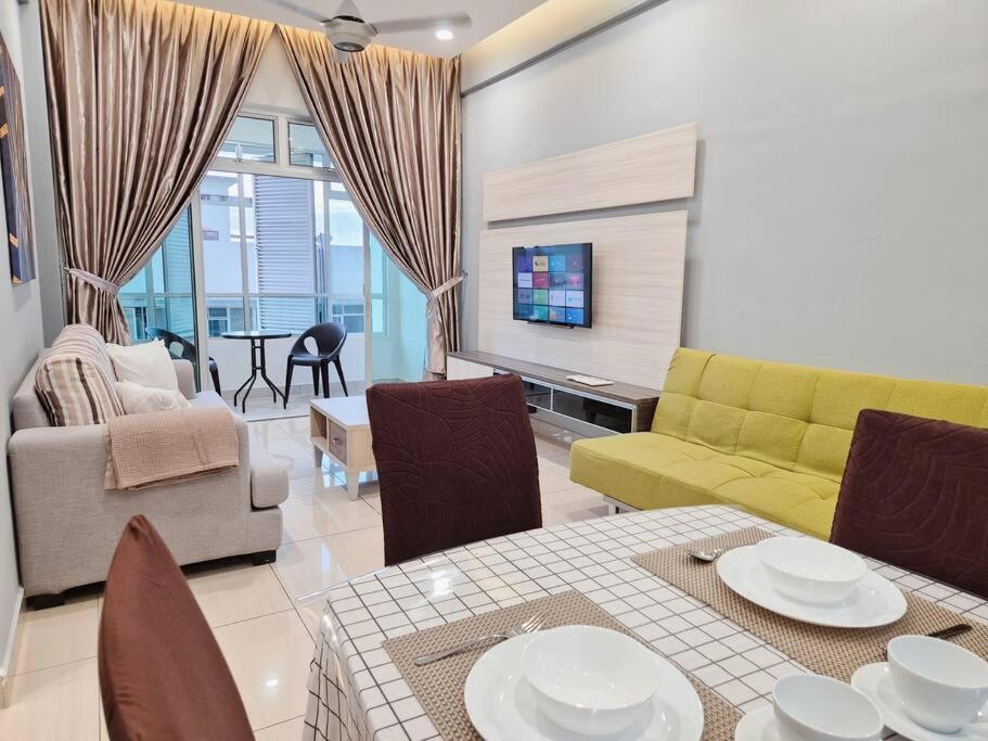 Walking distance to Mount Austin 3 Rooms 6 Pax