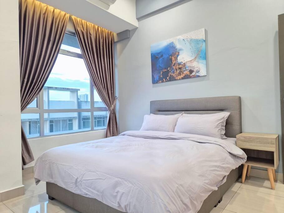 Walking distance to Mount Austin 3 Rooms 6 Pax