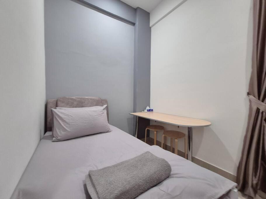 Walking distance to Mount Austin 3 Rooms 6 Pax