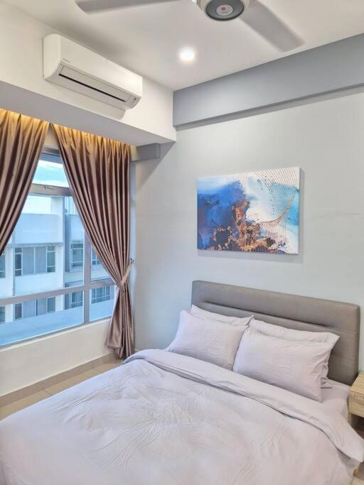 Walking distance to Mount Austin 3 Rooms 6 Pax