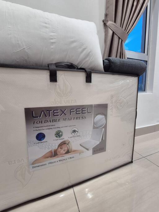 Walking distance to Mount Austin 3 Rooms 6 Pax
