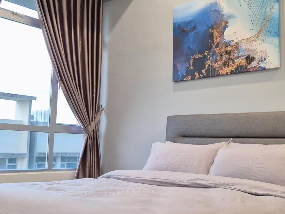 Walking distance to Mount Austin 3 Rooms 6 Pax