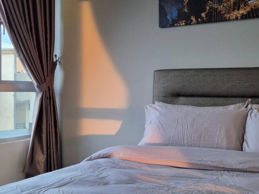Walking distance to Mount Austin 3 Rooms 6 Pax