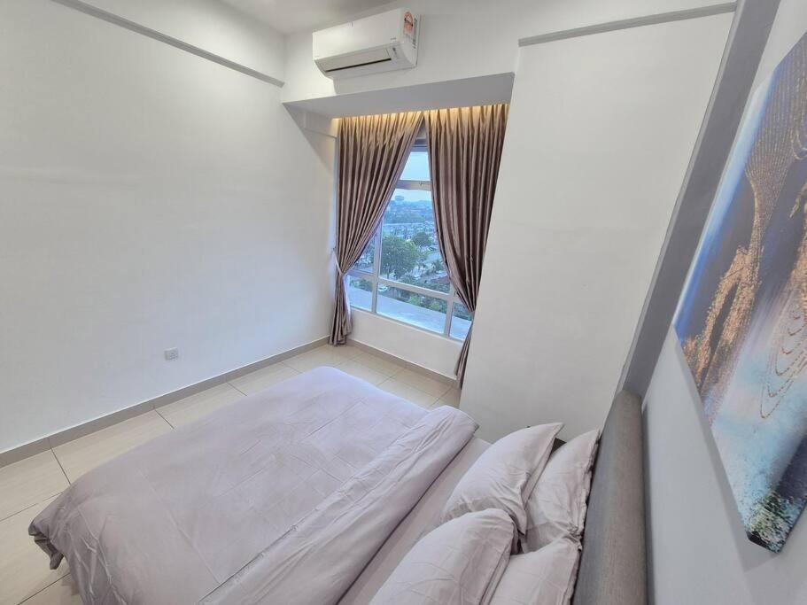 Walking distance to Mount Austin 3 Rooms 6 Pax