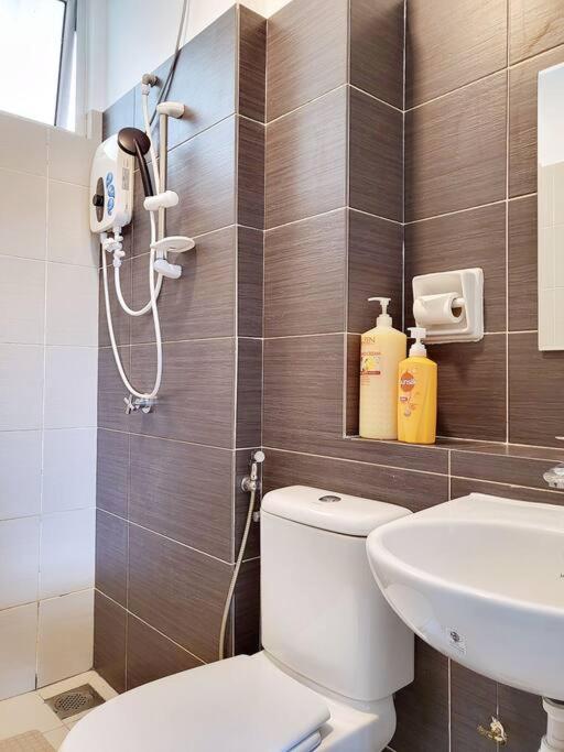 Walking distance to Mount Austin 3 Rooms 6 Pax