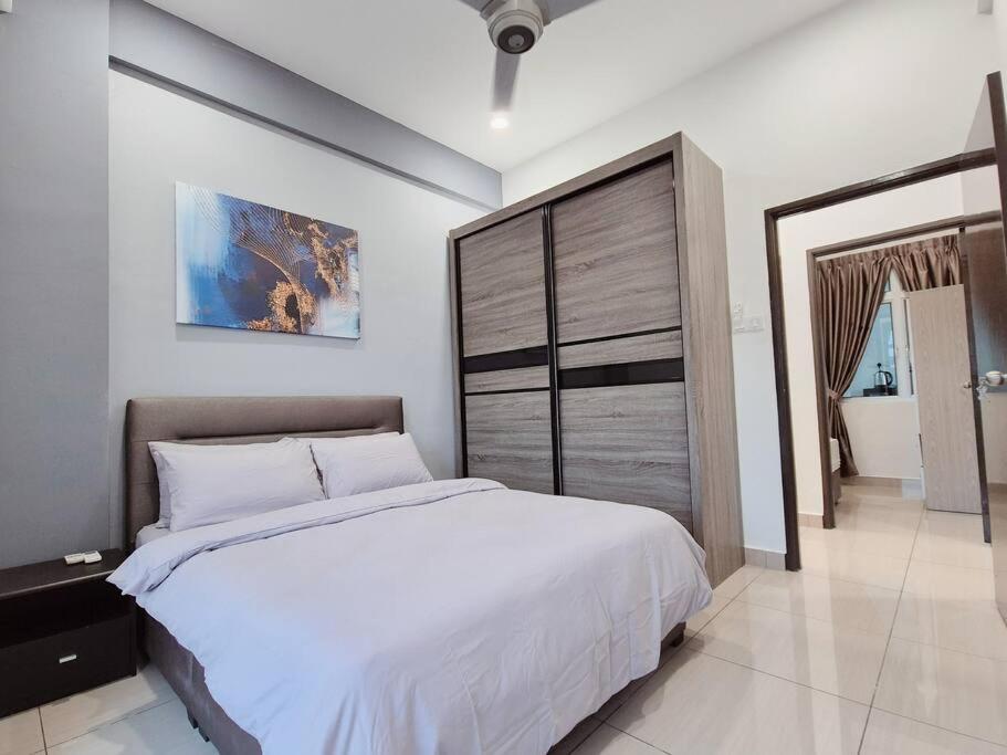 Walking distance to Mount Austin 3 Rooms 6 Pax