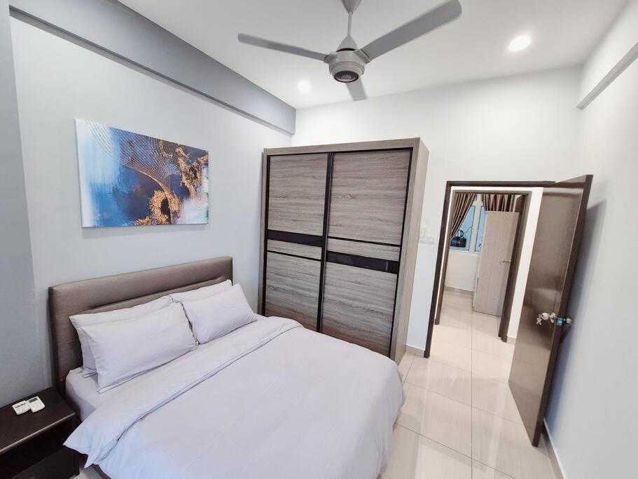 Walking distance to Mount Austin 3 Rooms 6 Pax
