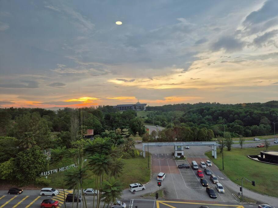 Walking distance to Mount Austin 3 Rooms 6 Pax