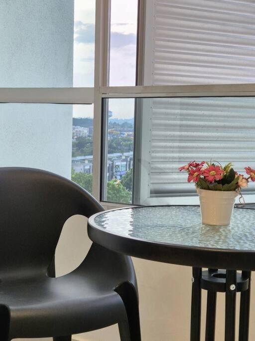 Walking distance to Mount Austin 3 Rooms 6 Pax
