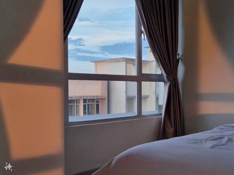 Walking distance to Mount Austin 3 Rooms 6 Pax