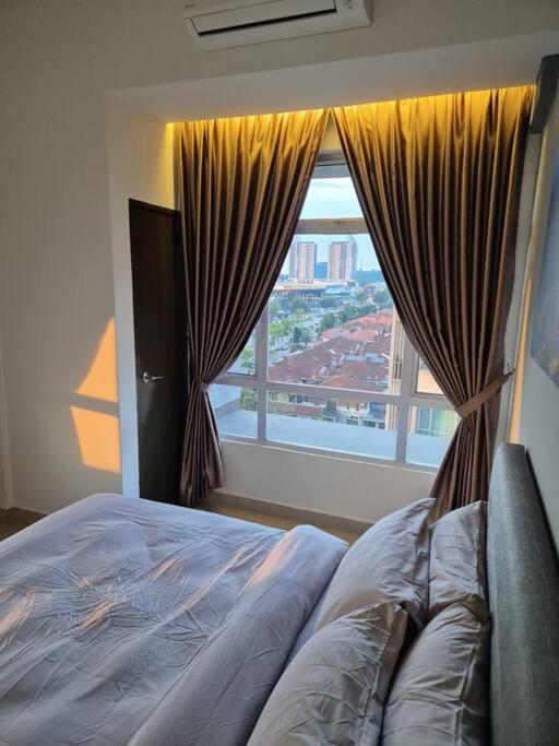 Walking distance to Mount Austin 3 Rooms 6 Pax