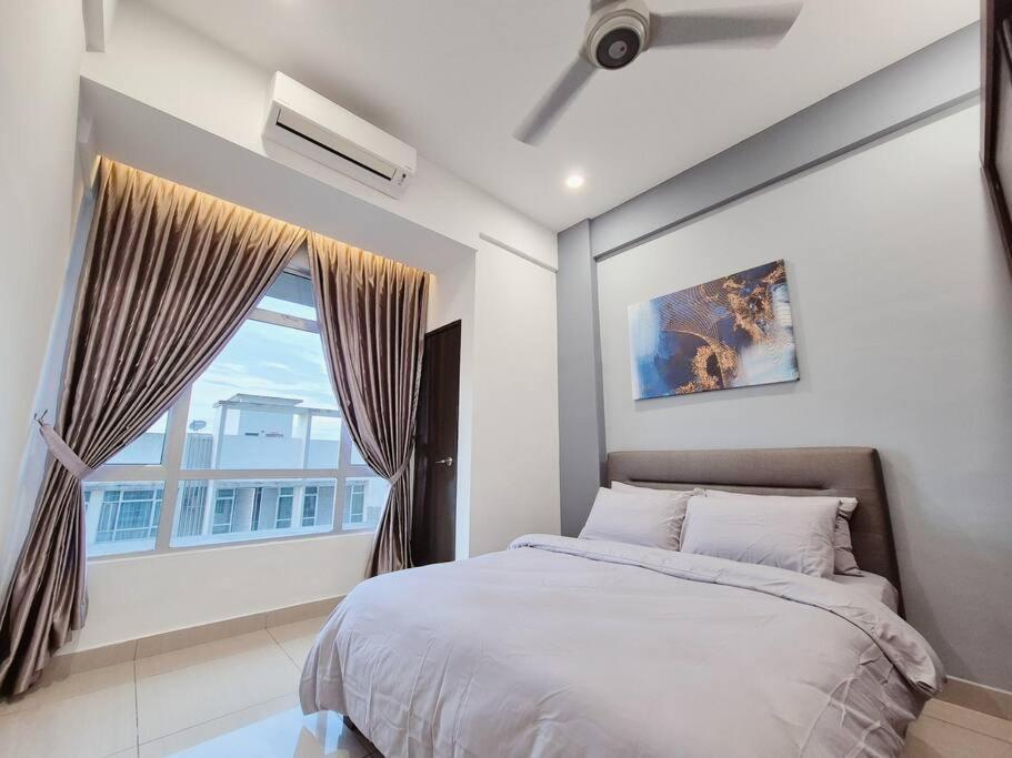 Walking distance to Mount Austin 3 Rooms 6 Pax